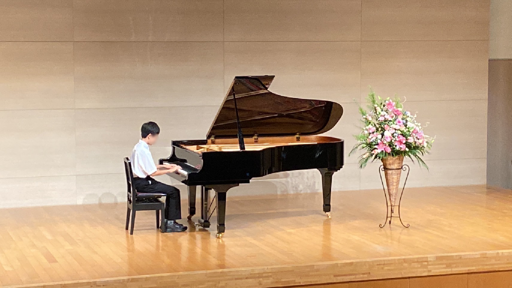 発表会ステージの様子。近隣のホールで開催いたします。